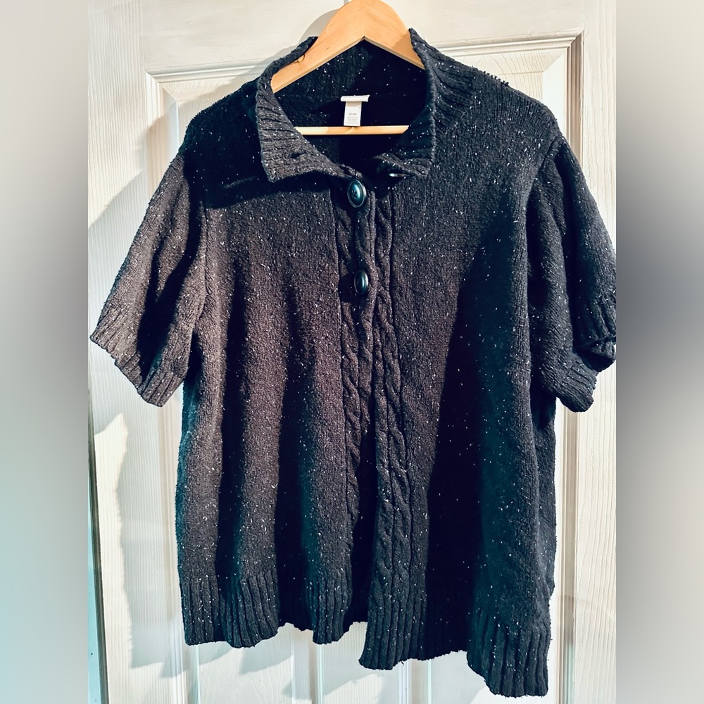 Cute little sweater. Short sleeves. Can be worn open or buttoned. Size 22/24